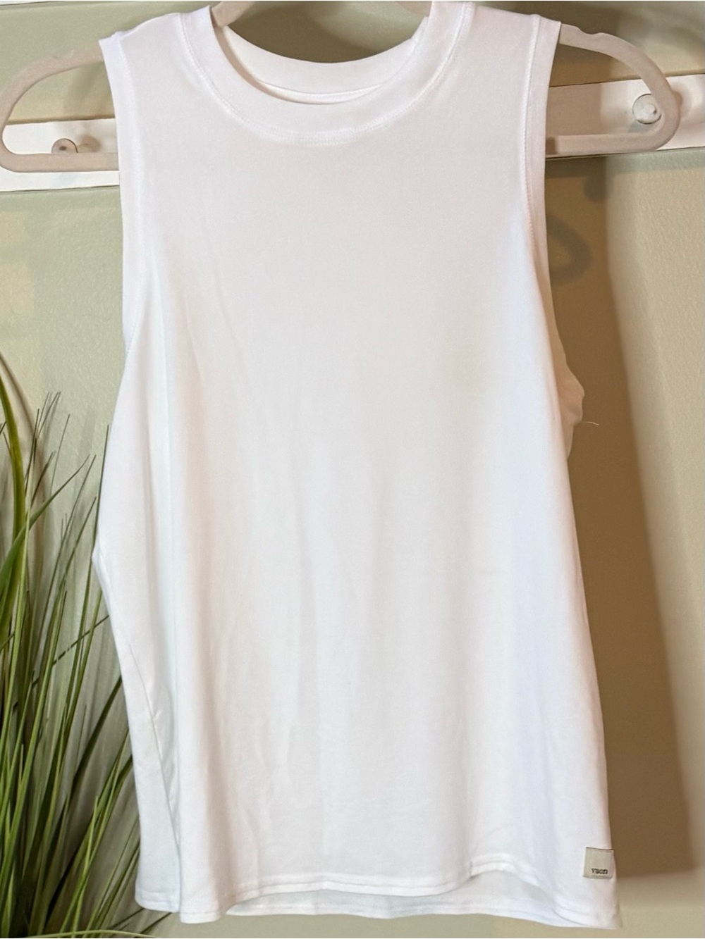 Vuori White Energy Tank Top Shirt Size XS 17”ptp High Neck Soft! 💎 EUC